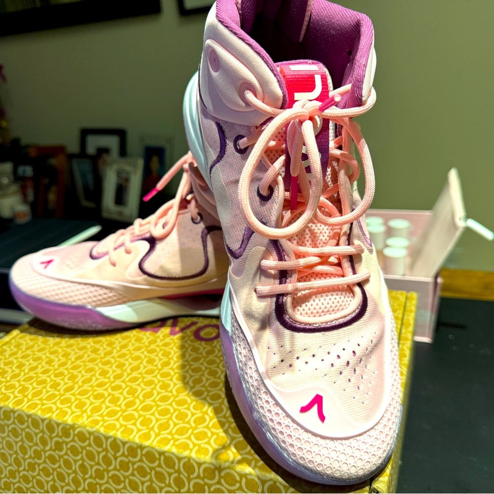 Avoli Vol II Mid LE Pink and Purple volleyball / basketball shoes in size 9 W